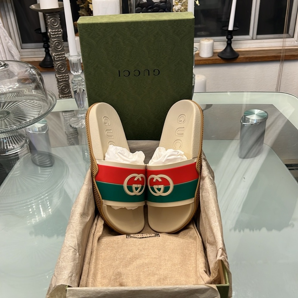 New Gucci GG Interlocking Logo Rubber Sandals Slides Women’s Size 39 size 9